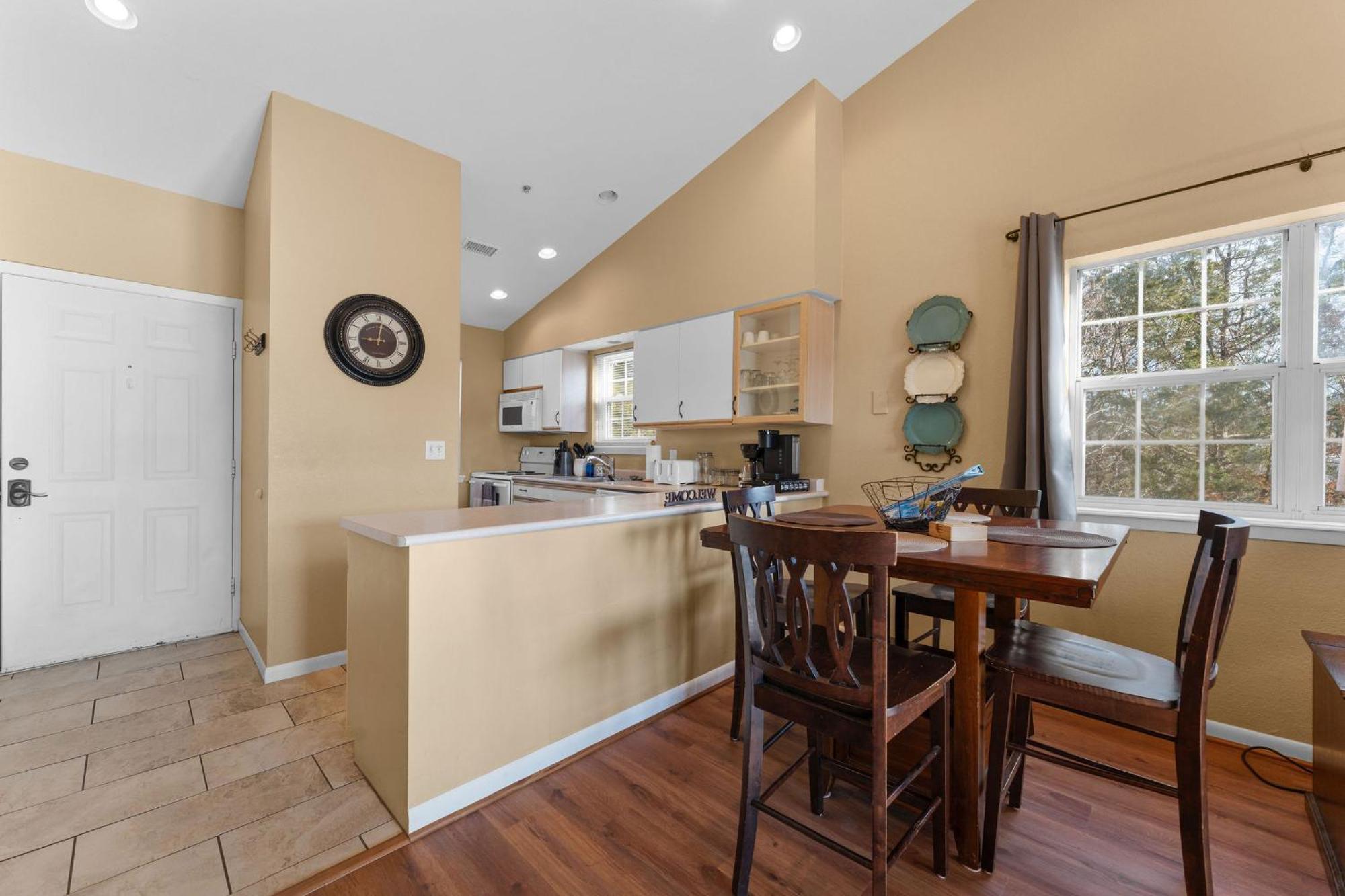 Cozy Top Floor 2Br Condo With View And Amenities!! Point Lookout Eksteriør billede