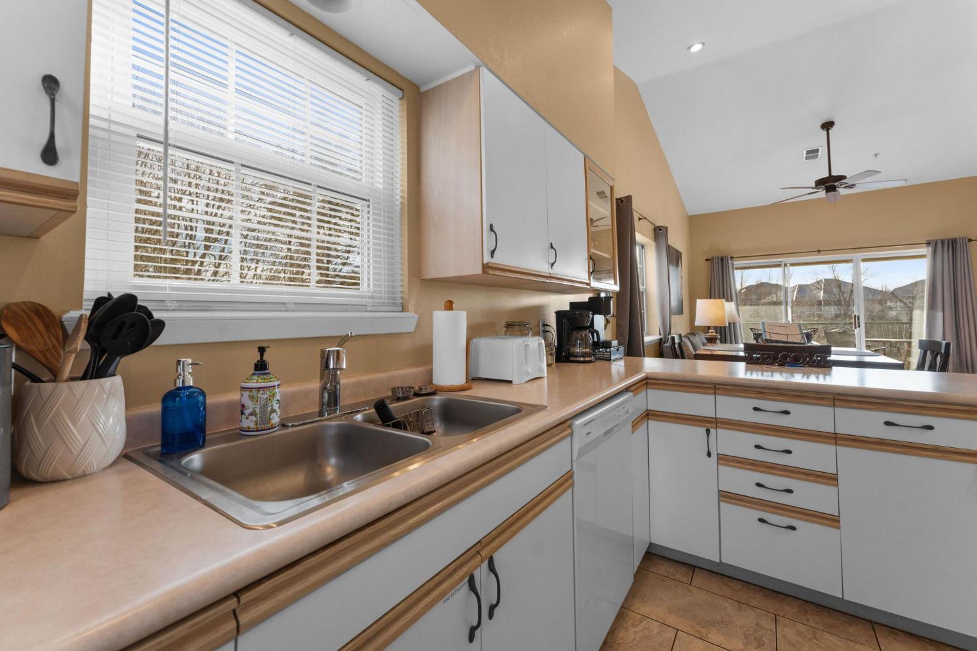 Cozy Top Floor 2Br Condo With View And Amenities!! Point Lookout Eksteriør billede